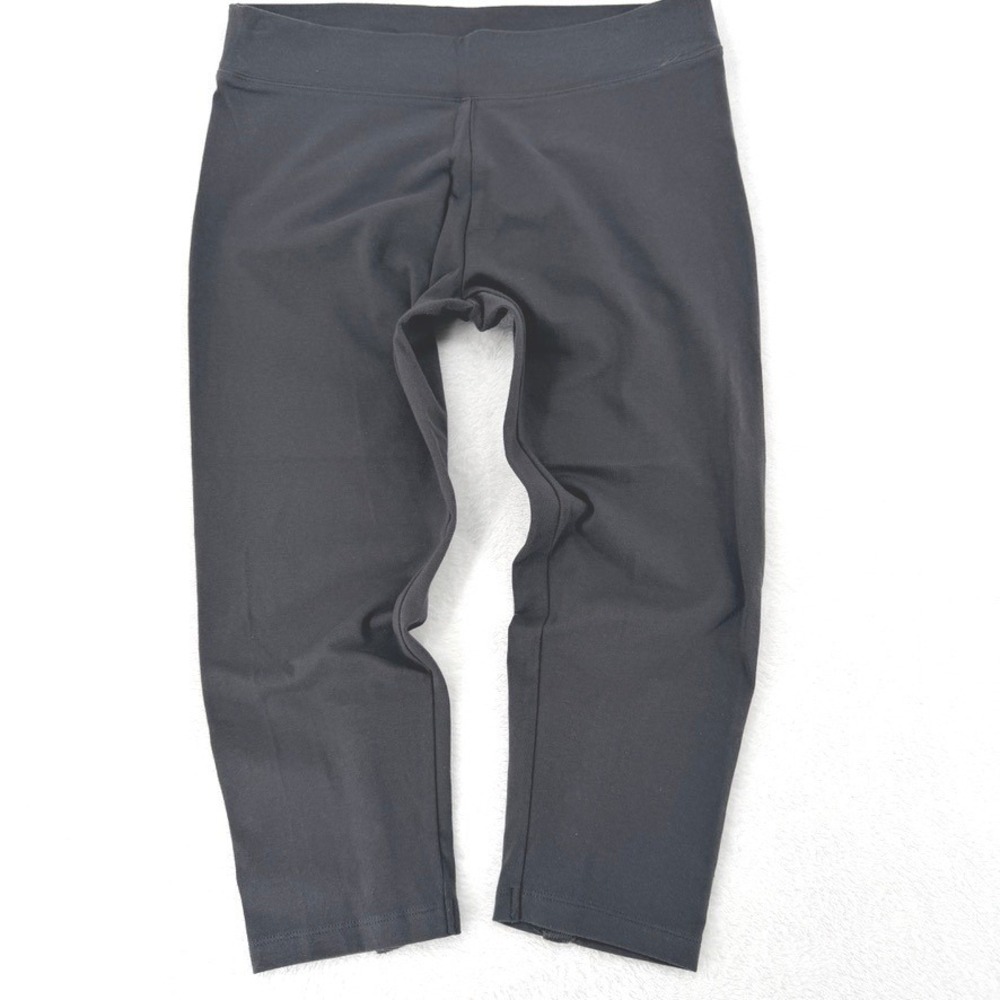 VS Yoga‎ Cropped Leggings Black Button Hem Athletic Capri M